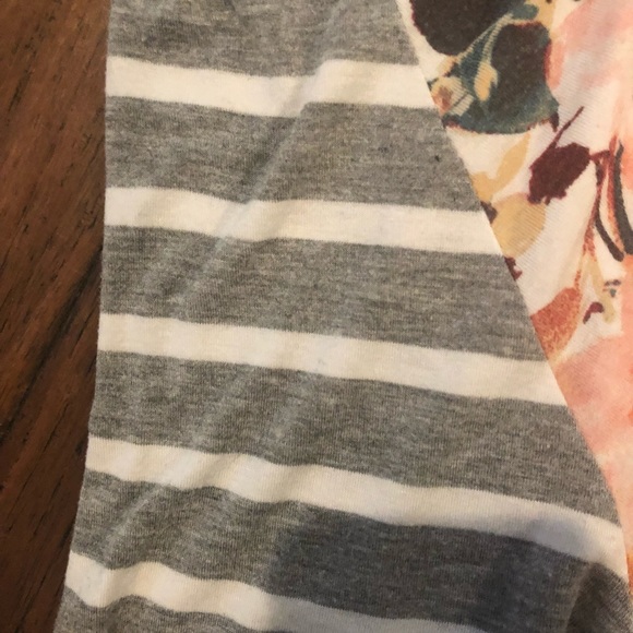 🍍First look Reglan baseball tee floral/ stripe🍍 - Picture 2 of 5